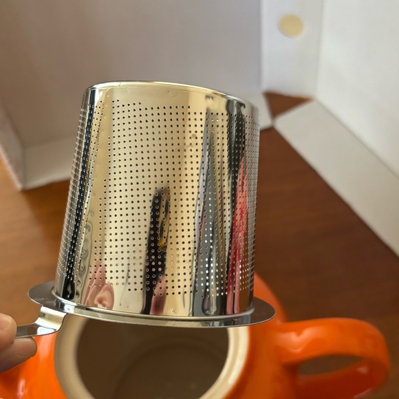 Le Creuset stoneware orange-red flame teapot with stainless steel strainer - Picture 11 of 16